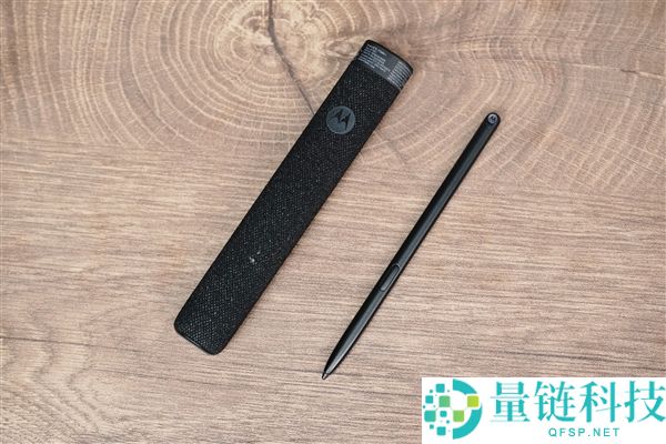 联想 moto 首款大折叠手机图赏：moto razr fold 外观细节全解析