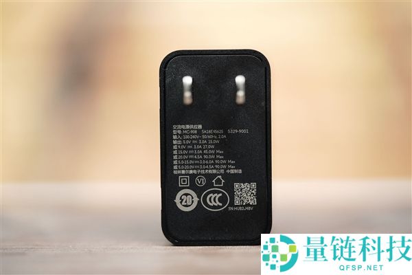 联想 moto 首款大折叠手机图赏：moto razr fold 外观细节全解析