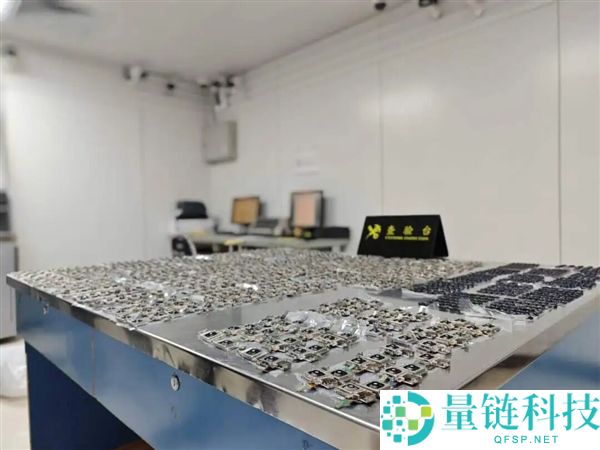 密集恐惧症慎入!男子化身多目怪,腿上藏 1378 个手机摄像头