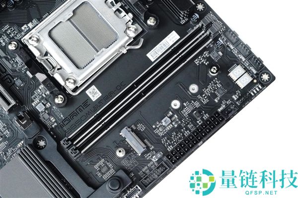 七彩虹 iGame B850M Ultra-OC V14 主板图赏：轻松打造千帧电竞主机