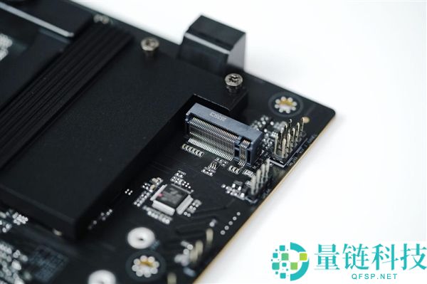七彩虹 iGame B850M Ultra-OC V14 主板图赏：轻松打造千帧电竞主机