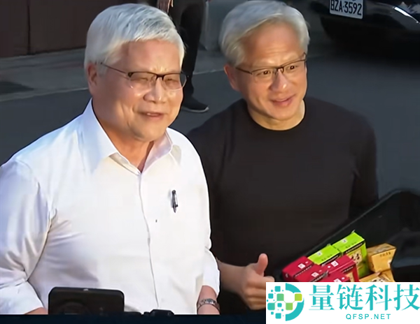 黄仁勋魏哲家街头派发炒面绿豆糕,戏言“世人都是小朋友”