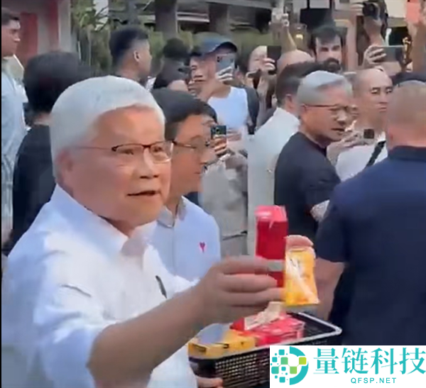 黄仁勋魏哲家街头派发炒面绿豆糕,戏言“世人都是小朋友”