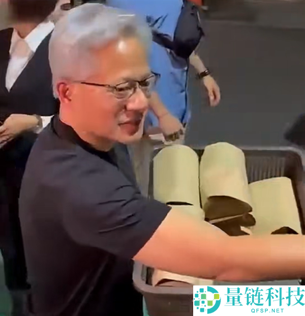 黄仁勋魏哲家街头派发炒面绿豆糕,戏言“世人都是小朋友”