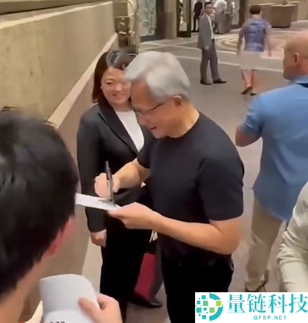 黄仁勋魏哲家街头派发炒面绿豆糕,戏言“世人都是小朋友”