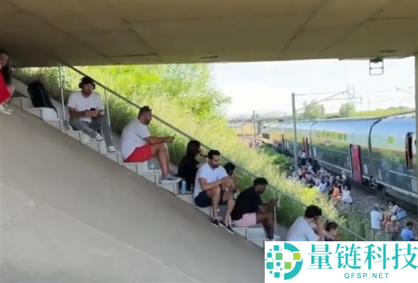 法国热浪来袭:无空调列车被迫停运,数百乘客下车避暑