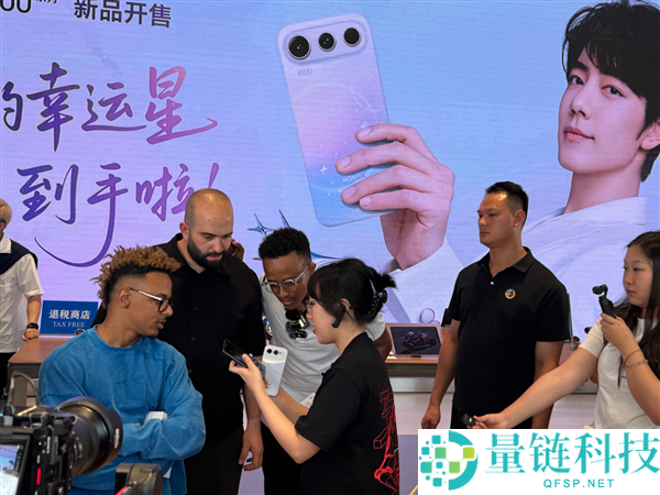 中东第一网红阿波哥探店光荣阿尔法全球旗舰店,现场获赠光荣 600 Pro 新机
