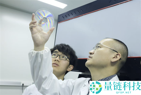 我国玻璃硬盘量产：单片存 2.5 万部高清电影，数据保存 10 万年