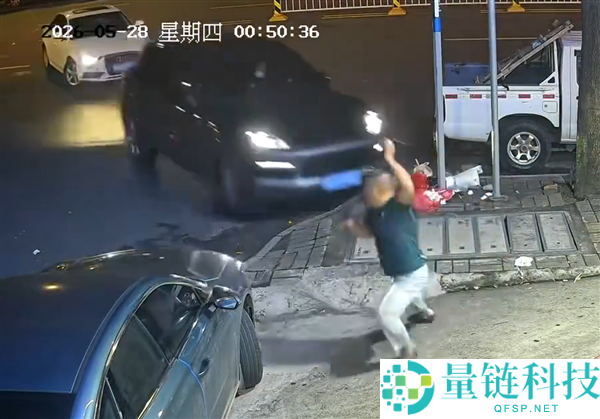 直行保时捷撞转弯奥迪：司机猛打方向险伤路人，现场男子吓软腿