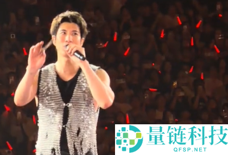 王力宏演唱会回应“法拉利”调侃：摆手否认，自称目前开比亚迪