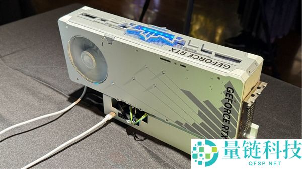 影驰RTX 6090豪华硬件评测：镶嵌施华洛世奇水晶的奢华显卡
