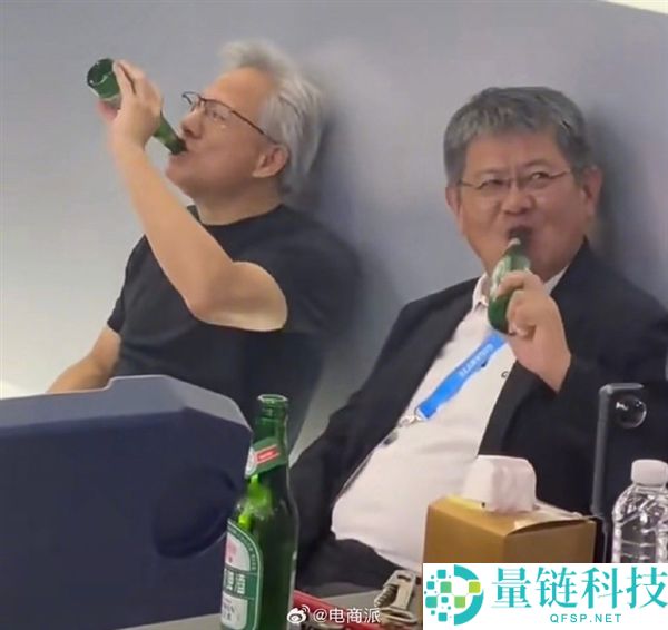 黄仁勋电脑展现场放松喝酒，展现接地气万亿富豪风采