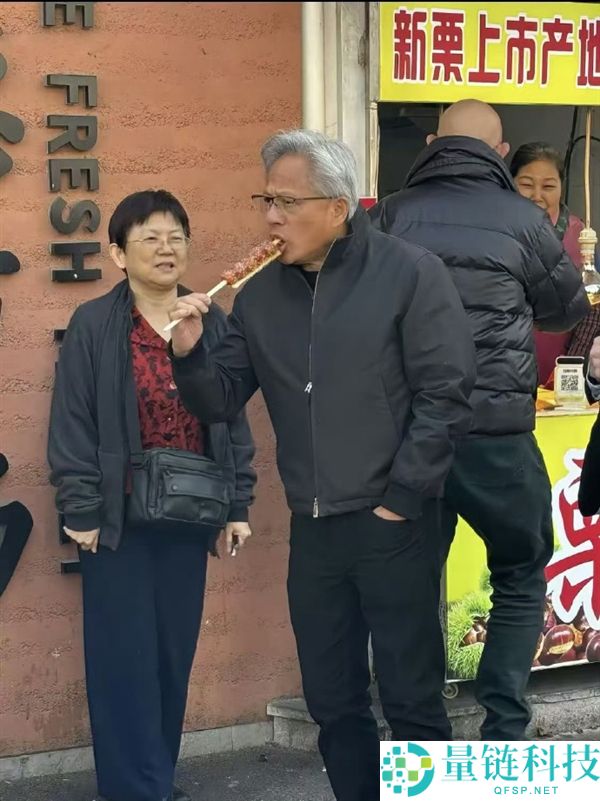 黄仁勋电脑展现场放松喝酒，展现接地气万亿富豪风采