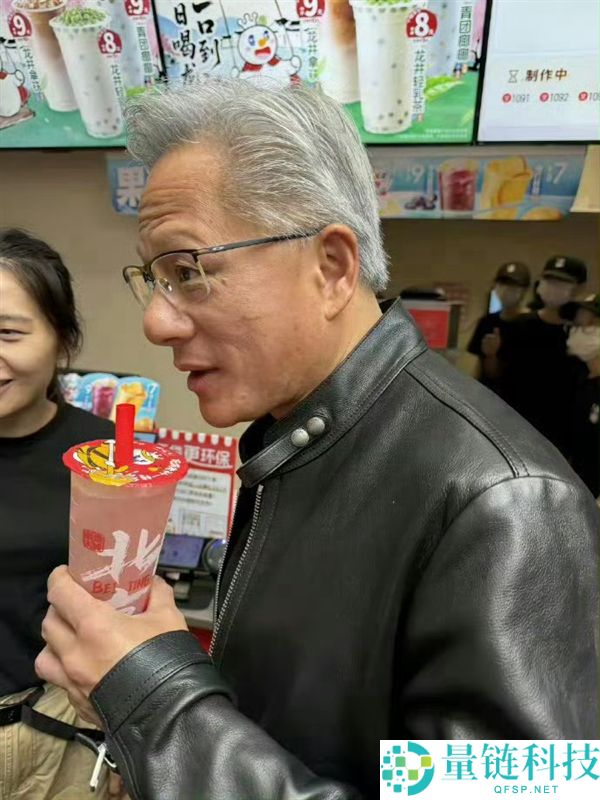 黄仁勋电脑展现场放松喝酒，展现接地气万亿富豪风采