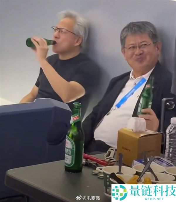 黄仁勋电脑展现场放松喝酒，展现接地气万亿富豪风采