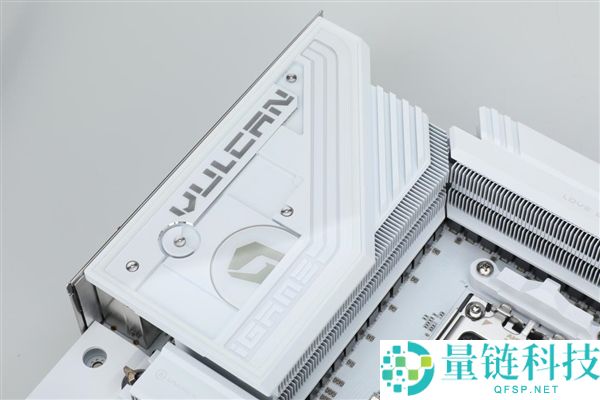 七彩虹iGame X870E白火神主板评测：轻松解决SSD与GPU带宽瓶颈