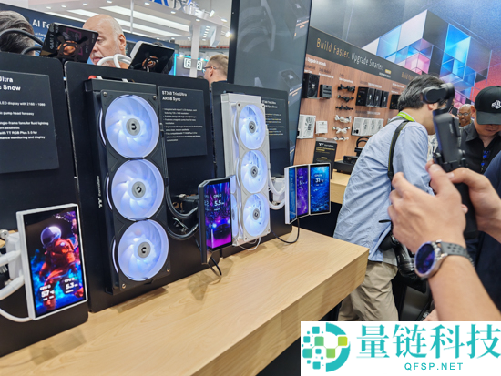 Tt发布ST360 Trio三折叠屏水冷散热器，配备6英寸LCD显示屏和全新联排电扇