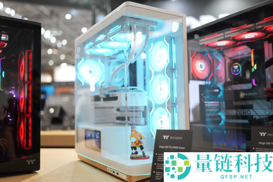 Tt发布ST360 Trio三折叠屏水冷散热器，配备6英寸LCD显示屏和全新联排电扇