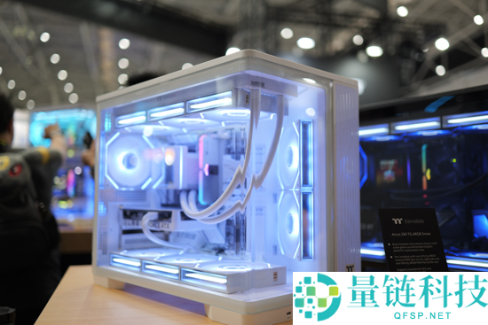 Tt发布ST360 Trio三折叠屏水冷散热器，配备6英寸LCD显示屏和全新联排电扇