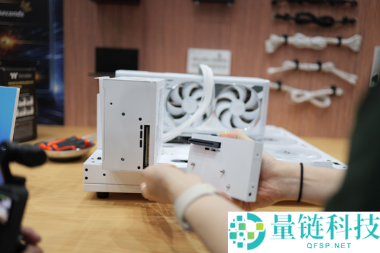 Tt发布ST360 Trio三折叠屏水冷散热器，配备6英寸LCD显示屏和全新联排电扇