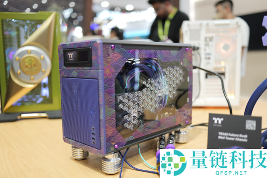 Tt发布ST360 Trio三折叠屏水冷散热器，配备6英寸LCD显示屏和全新联排电扇