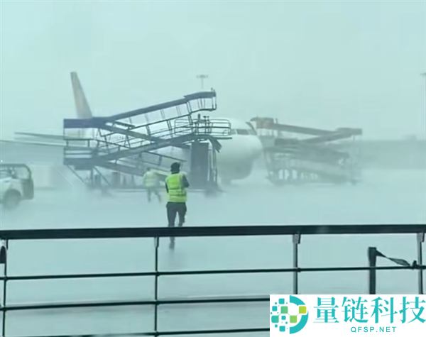 印度机场突发事故：地勤车被大风吹跑撞坏三架客机引发安全关注