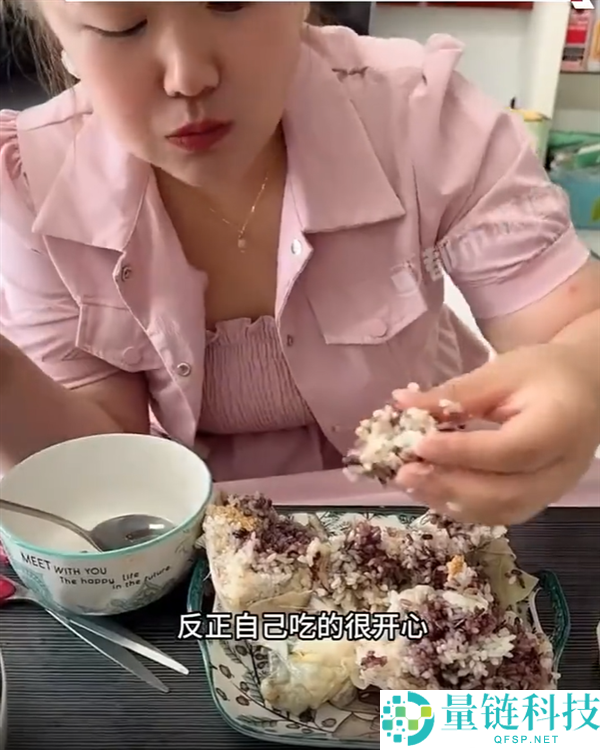 男子自制虾蟆粽子教程：虾蟆肚塞糯米蛋黄引热议，粽子甜咸大战落幕