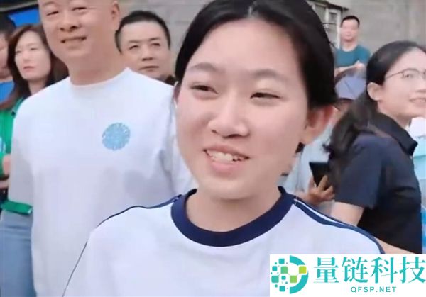 高考女生现场：三名教师全程盯控，紧张应对考试体验