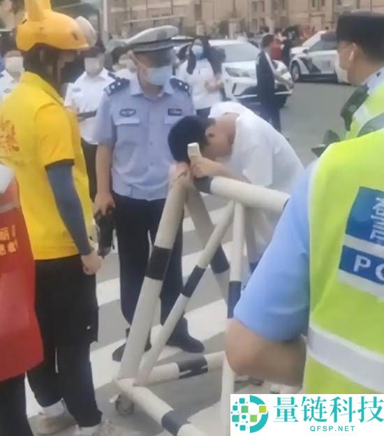 高考考生紧张到腿软被背进考场，网友：笔都拿不稳的紧张瞬间