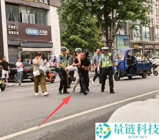 高考考生紧张到腿软被背进考场，网友：笔都拿不稳的紧张瞬间