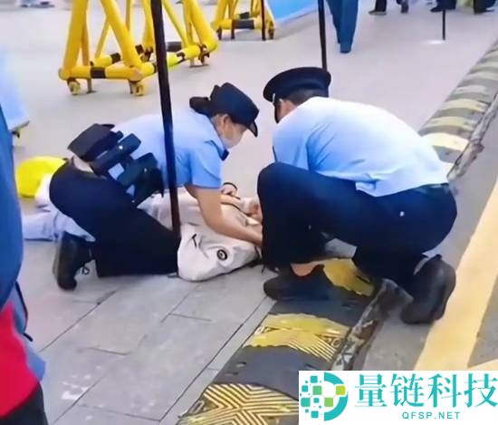 高考考生紧张到腿软被背进考场，网友：笔都拿不稳的紧张瞬间