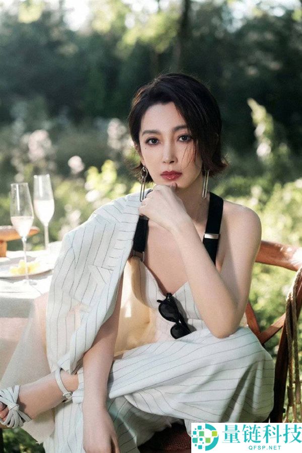 天选艾达王李冰冰短发造型，酷飒大长腿小蛮腰引热议