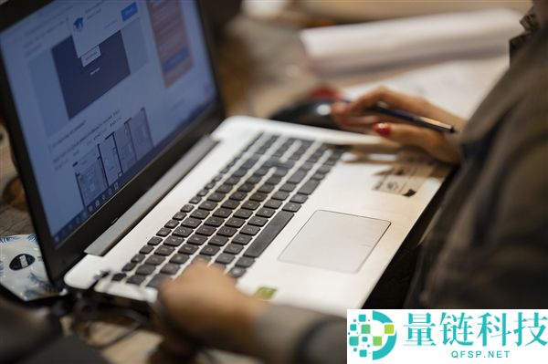 员工迟开电脑8分钟被解雇，法院判决合法并赔偿10.8万元｜碎片化监控合法性解析
