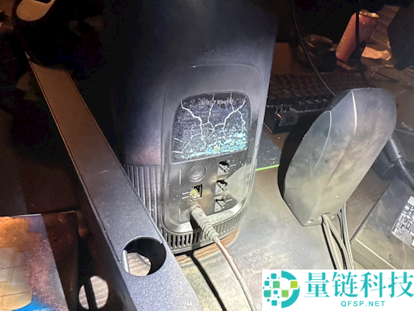 男子家中遭雷击，电脑和路由器被毁，墙壁炸黑引发严重事故