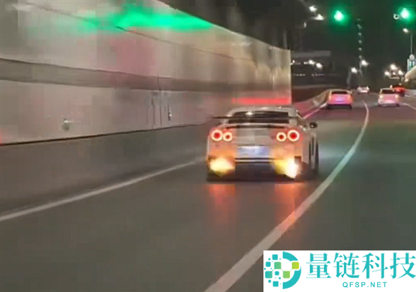 日产GT-R改装狂喷火焰，隧道内引火烧身瞬间变火团