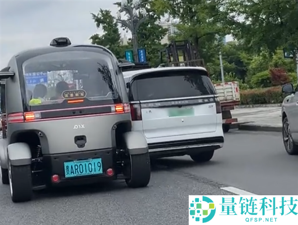 无人驾驶载客车发生事故 乘客被困门内无法下车