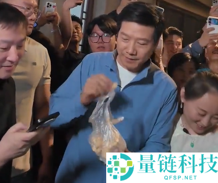 雷军盐城现身与粉丝互动，送麦芽糖展现亲民魅力