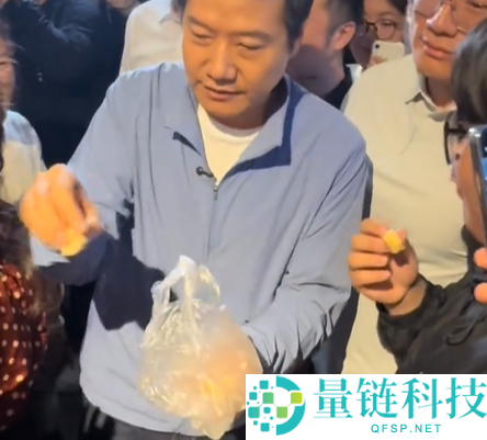 雷军盐城现身与粉丝互动，送麦芽糖展现亲民魅力