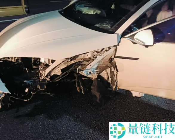 高速辅佐驾驶失控撞隔离铁马 男子全责引发打骂事件