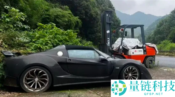 深山老林中的路特斯跑车:半年趴窝吸引旅客打卡探秘