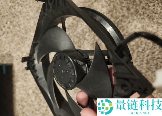 因怀疑女友出轨 玩家遭持刀捅伤 Xbox被毁事件解析