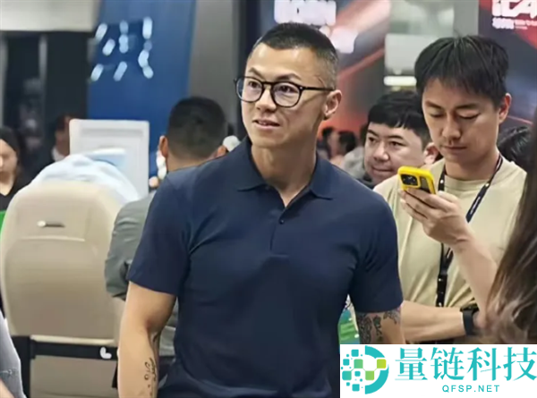 顶流汽车博主陈震同窗封半年后回归,展现8块腹肌引热议
