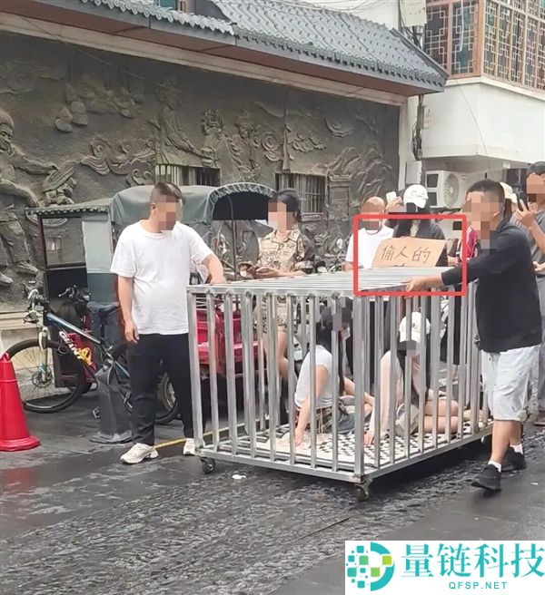 多人将两男子和狗关铁笼游街事件：官方确认为博流量摆拍，筹划者已被刑拘