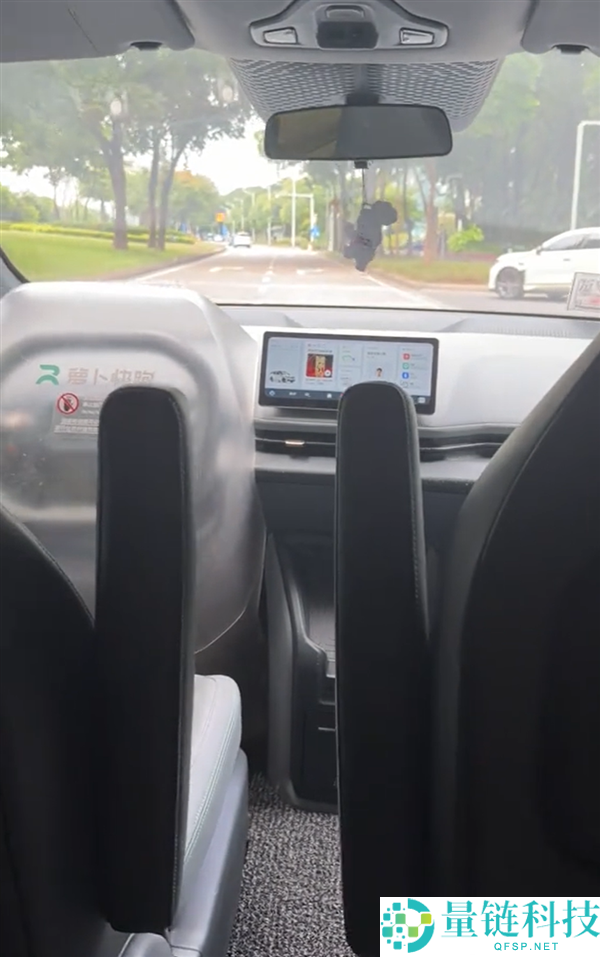 “佛系主动驾驶出租车：网友热议焦急上班乘客的搞笑反应”