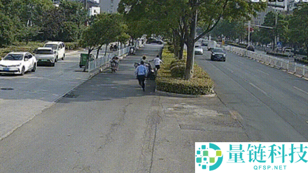 外卖小哥巧遇抓捕现场，神勇一挡成功阻止19.5万嫌疑人逃跑