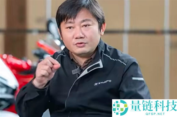 张雪遭车友跟踪事件：绕路逃脱与翻进厂区拽车的惊险经历