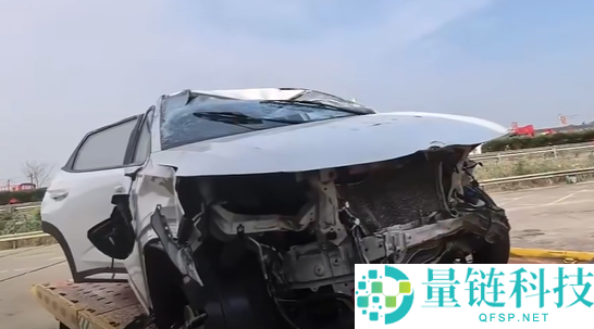 强行变道事故翻滚两圈半，交警判定全责，司机呼吁责任不应全在其身上