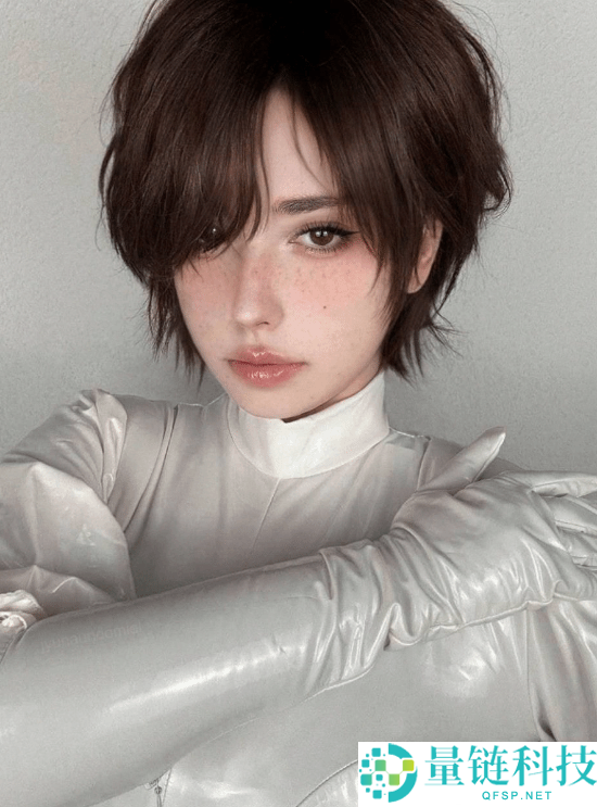 《剑星》女主穿衣风格引热议:自在还是过度管控?