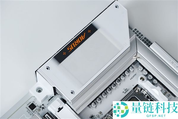 雕妹二次元设计与技嘉B850 AORUS ELITE-P ICE主板图赏解析