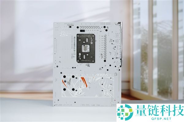 雕妹二次元设计与技嘉B850 AORUS ELITE-P ICE主板图赏解析